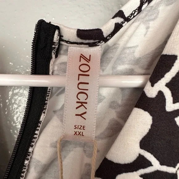 Chic Black and White Floral Jumpsuit - Picture 7 of 8